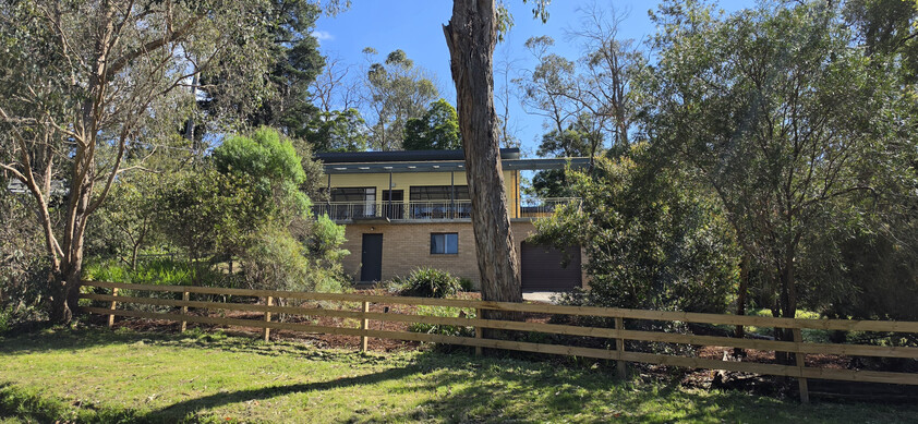 Peaceful Hills Living on 1,405m² with Stunning Ranges Views
