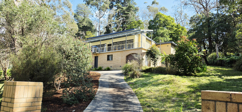 Peaceful Hills Living on 1,405m² with Stunning Ranges Views