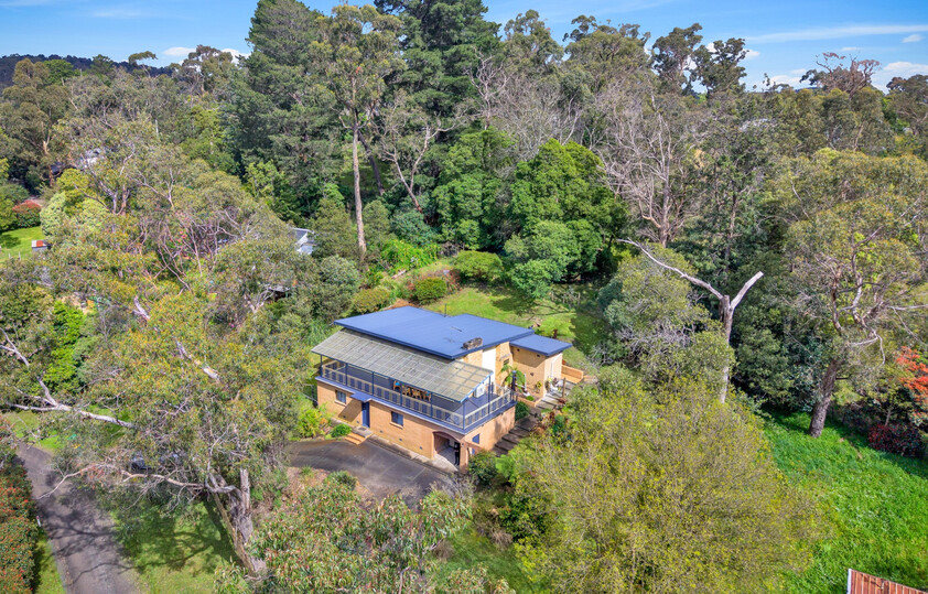 Peaceful Hills Living on 1,405m² with Stunning Ranges Views