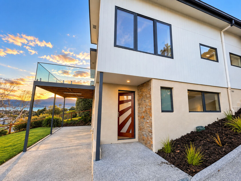 Contemporary Bellerive Living with Spectacular Views