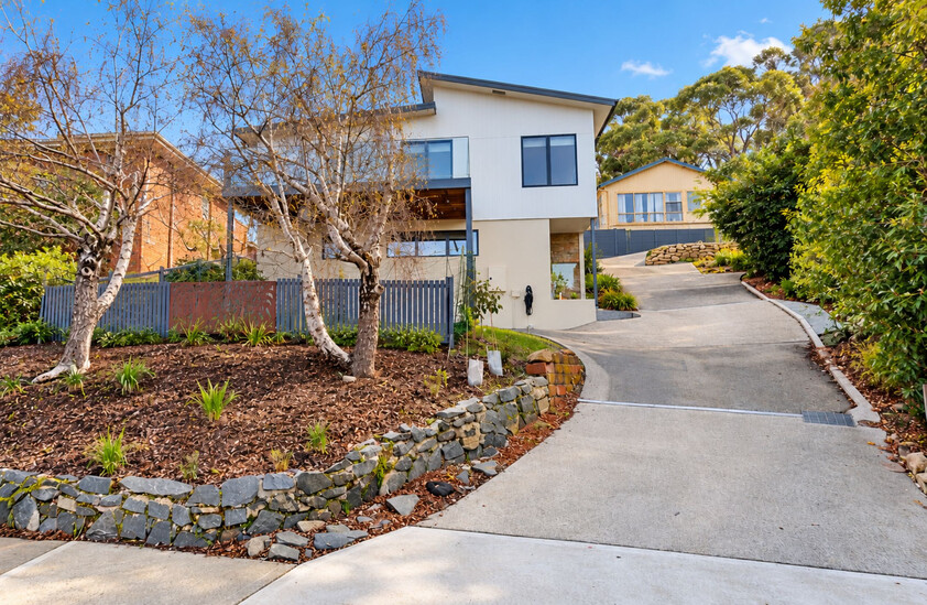 Contemporary Bellerive Living with Spectacular Views