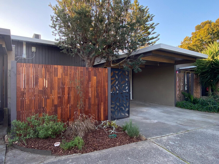 Walk to Mt Eliza village - Convenience & Comfort