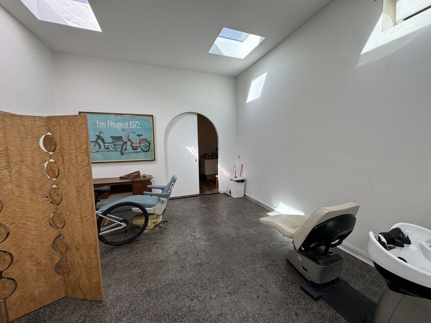 Office/Studio/Showroom with Abundant natural light