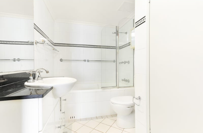 Large 1x bedroom unit with building concierge, gym and pool in prime location