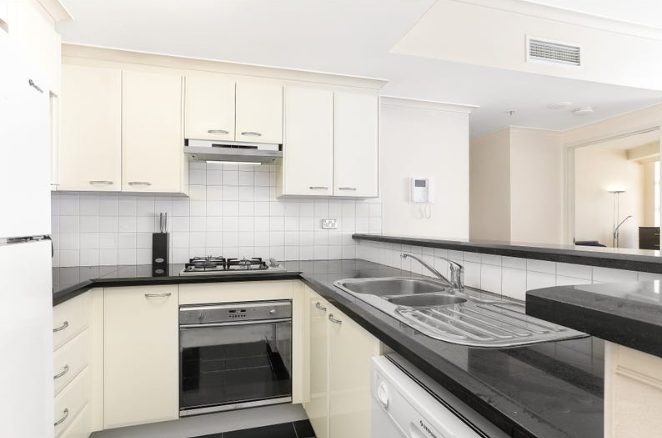 Large 1x bedroom unit with building concierge, gym and pool in prime location