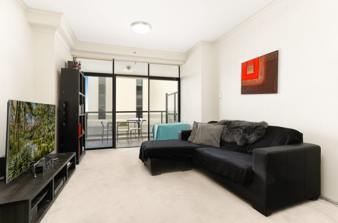 Large 1x bedroom unit with building concierge, gym and pool in prime location