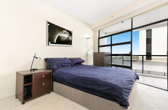 Large 1x bedroom unit with building concierge, gym and pool in prime location