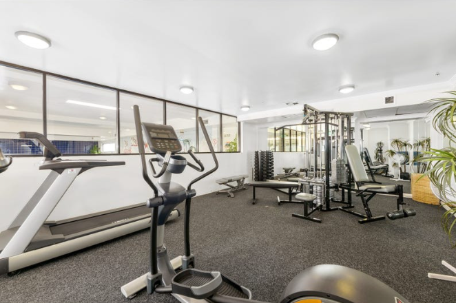 Large 1x bedroom unit with building concierge, gym and pool in prime location