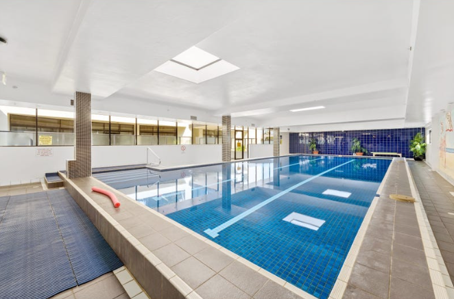 Large 1x bedroom unit with building concierge, gym and pool in prime location