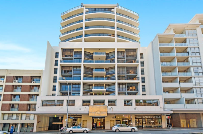 Large 1x bedroom unit with building concierge, gym and pool in prime location