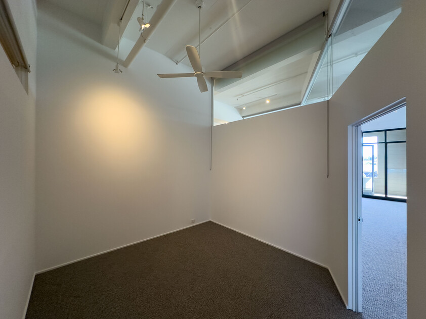 Spacious Warehouse Conversion with spectacular views & North-Facing Light