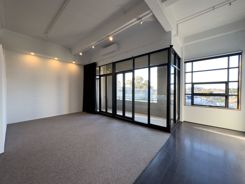 Spacious Warehouse Conversion with spectacular views & North-Facing Light