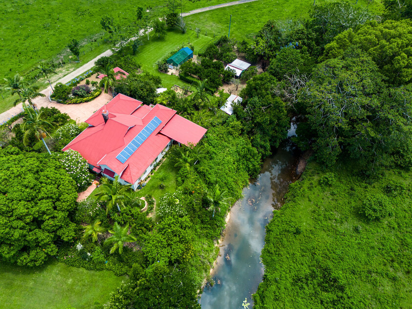 Charming Grand Timber Country House & Lifestyle, Close to Beaches & Town