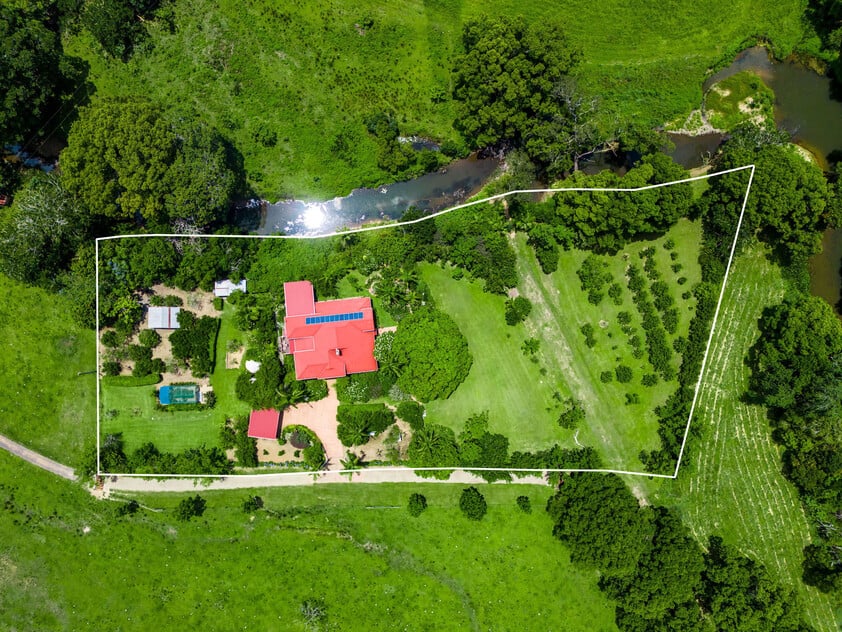 Charming Grand Timber Country House & Lifestyle, Close to Beaches & Town