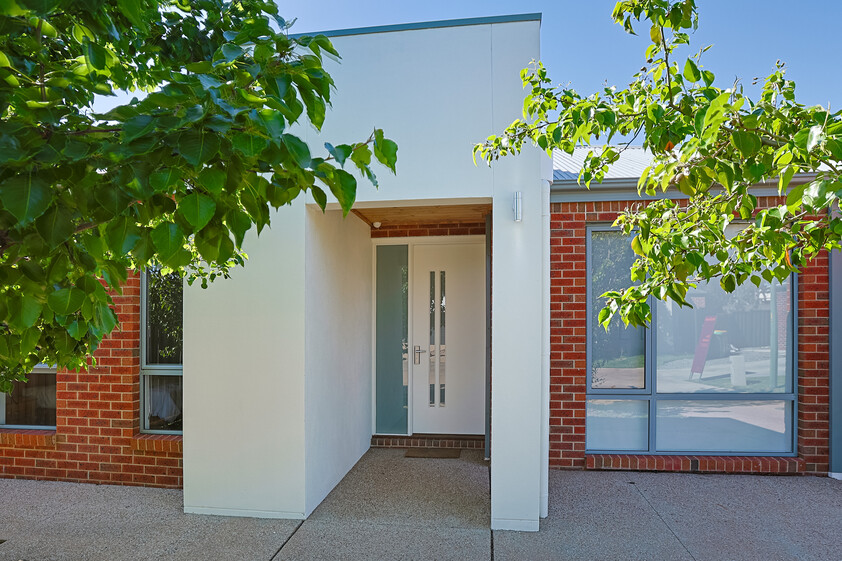 Stylish, Comfortable Living Close to the Murray River