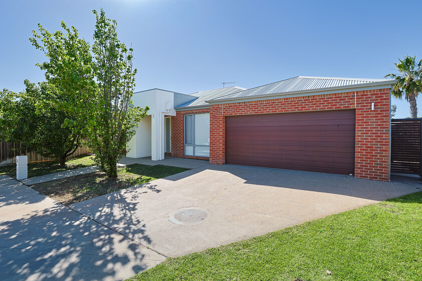Stylish, Comfortable Living Close to the Murray River