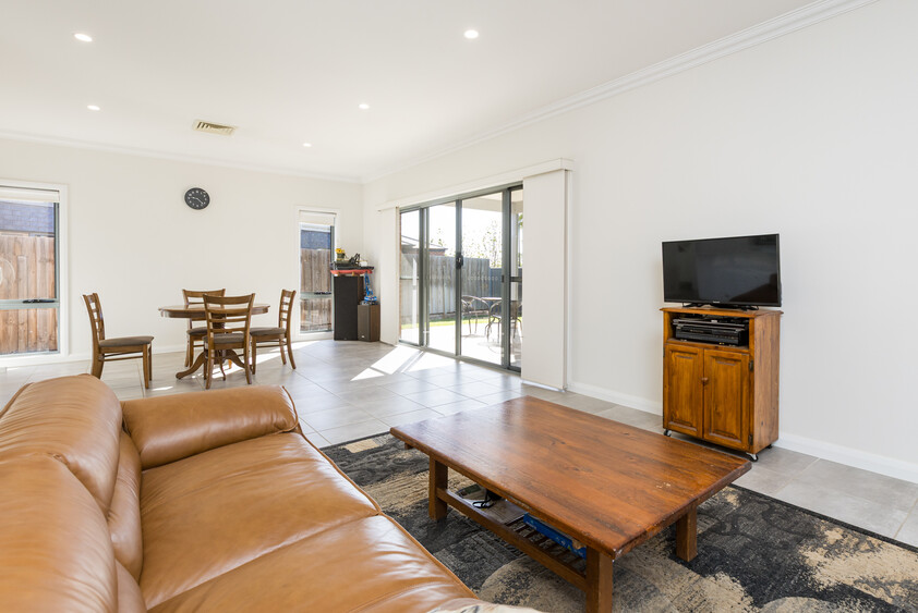 Stylish, Comfortable Living Close to the Murray River