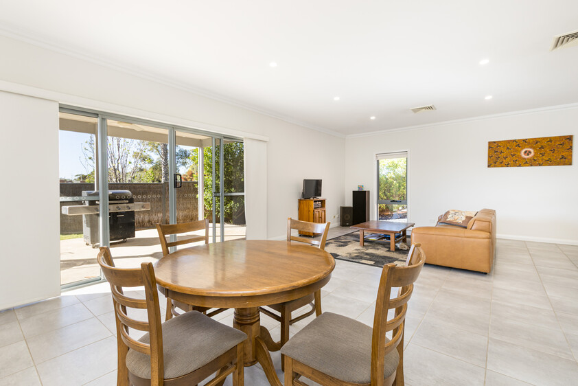 Stylish, Comfortable Living Close to the Murray River