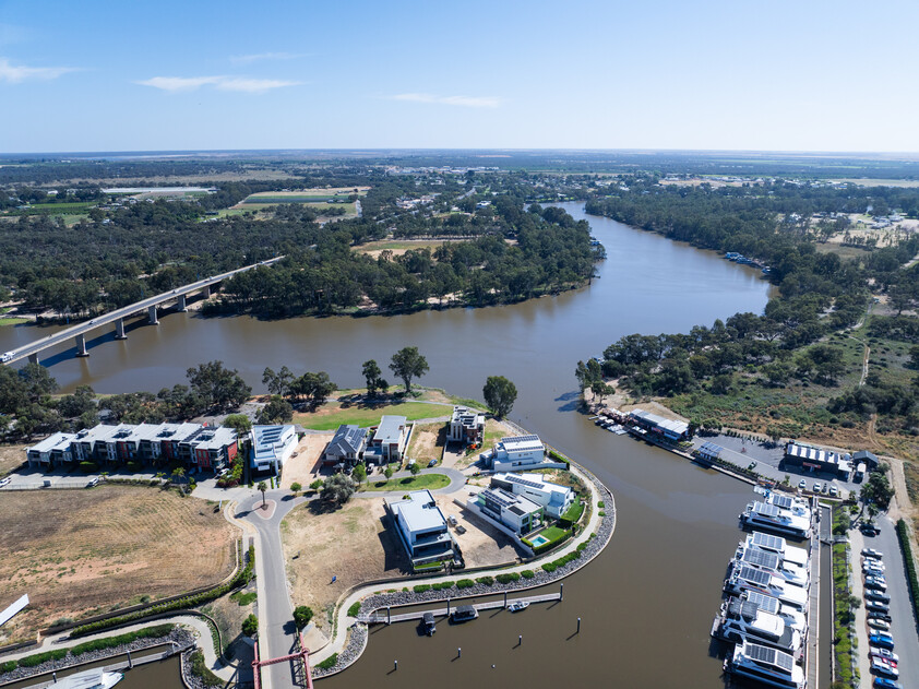 Stylish, Comfortable Living Close to the Murray River