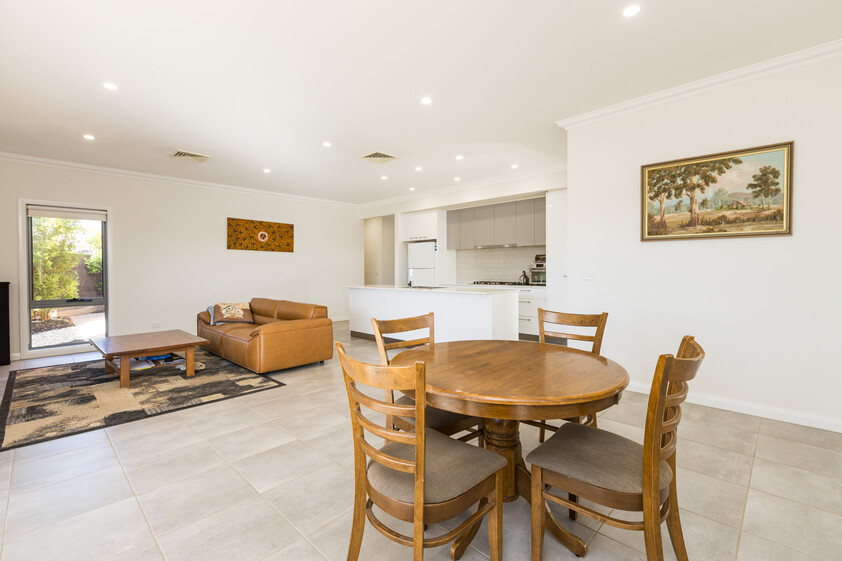 Stylish, Comfortable Living Close to the Murray River