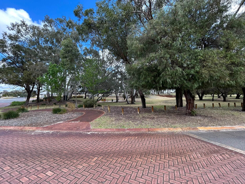 PREMIUM CORNER BLOCK DIRECTLY OPPOSITE KORBOSKY PARK