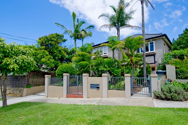 Spacious, modern semi-size garden apartment in boutique block of four