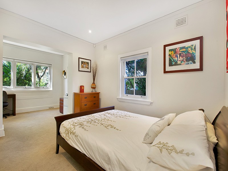 Spacious, modern semi-size garden apartment in boutique block of four
