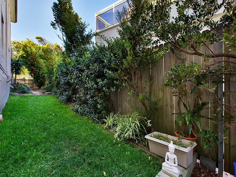 Spacious, modern semi-size garden apartment in boutique block of four