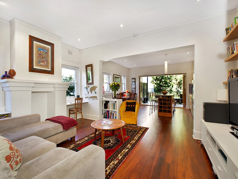 Spacious, modern semi-size garden apartment in boutique block of four
