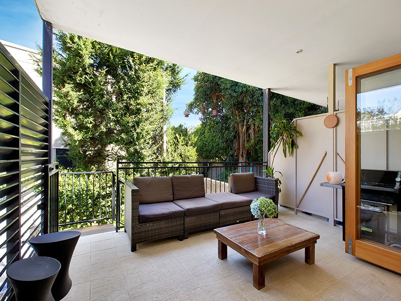 Spacious, modern semi-size garden apartment in boutique block of four