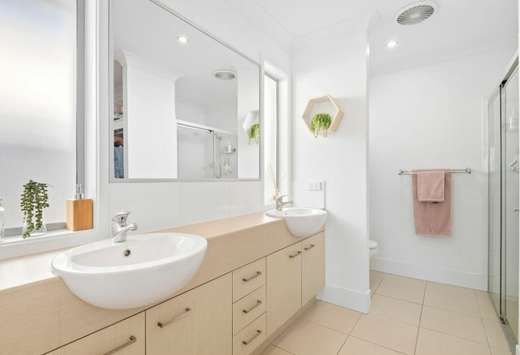 Modern family home in Brightwater, minutes from Sunshine Coasts best beaches, University, Hospitals.