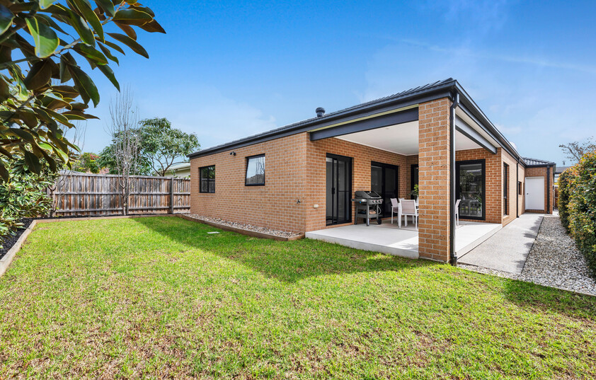 Spacious Modern Family Living in Prime McKinnon High School Zone