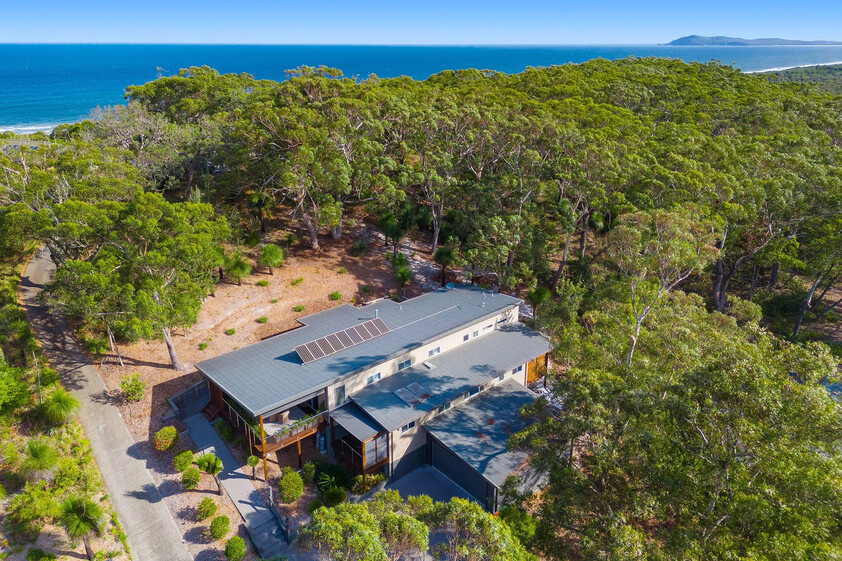 A Home in a Private Gated Beachside Estate - Near Laurieton - 40 min to Port Macquarie