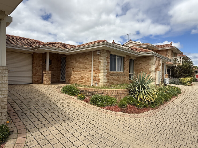 Light bright and spacious three bedroom villa