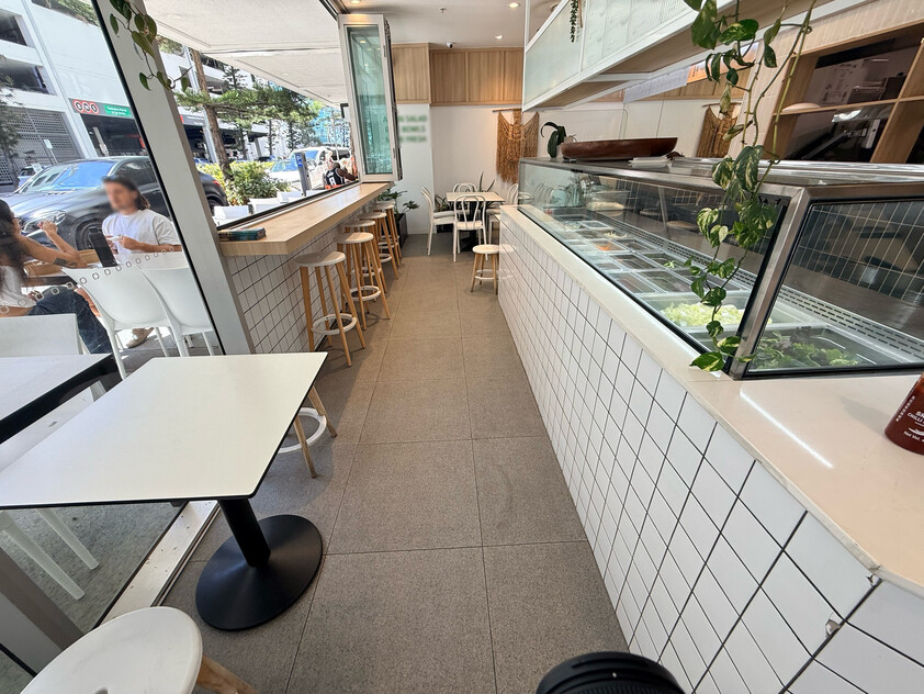 Licensed Corner Restaurant, 60+ Seats, Oracle Broadbeach
