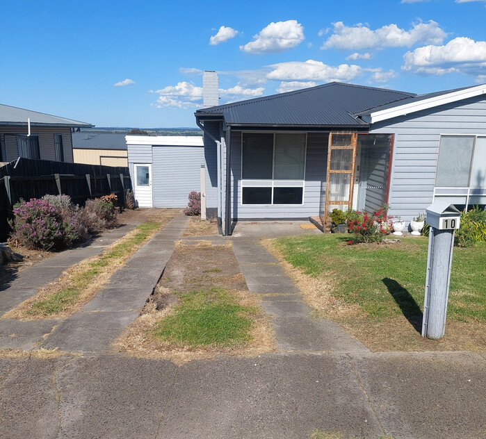 RECENTLY PAINTED HOME PLUS STUDIO $435,000-$465,000