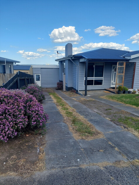 RECENTLY PAINTED HOME PLUS STUDIO $465,000-$495,000